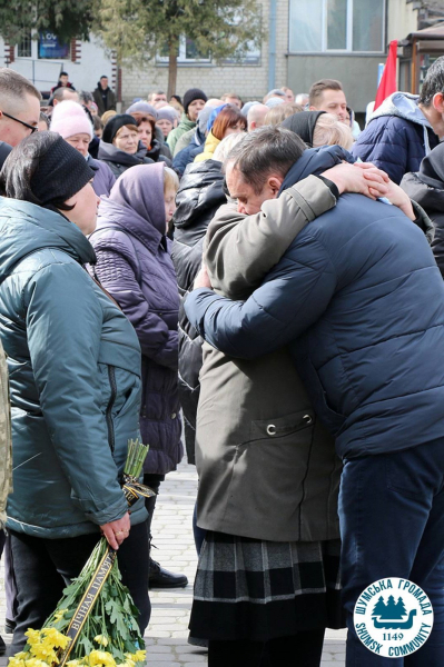 
Жителі Шумщини навколішки зустріли загиблого на війні Михайла Бондарука (фото)