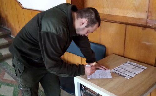 
Підписав контракт із ЗСУ: під час сесії голова Монастириської громади оголосив, що йде воювати (фото)