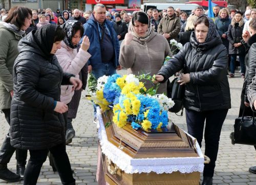 
Жителі Шумщини навколішки зустріли загиблого на війні Михайла Бондарука (фото)