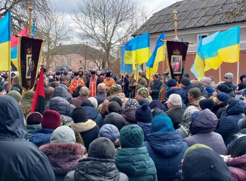 
Лікарі довго боролися за життя воїна: на Козівщині поховали героя Василя Яцика