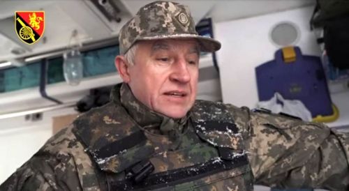 
Знімаємо берці, а звідти сипляться кістки: сивочолий медик з Тернополя рятує військових на передовій (відео)