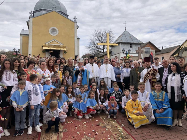 
У селі на Тернопільщині спорудили нову дзвіницю та розписали храм (фото)