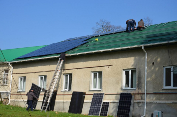На Чортківській лікарні встановлюють сонячні батареї на 1 млн грн
