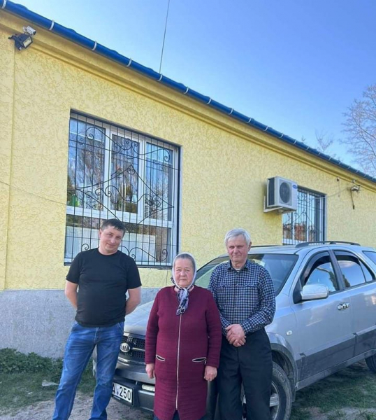 Подружжя підприємців з Кременеччини подарувало авто для ЗСУ