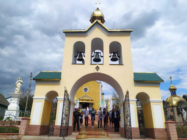
У селі на Тернопільщині спорудили нову дзвіницю та розписали храм (фото)