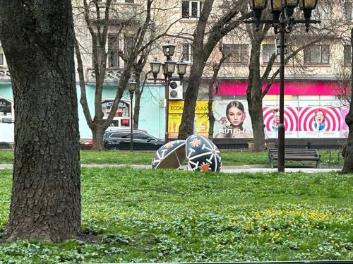 
Чоловік потрощив пасхальне яйце у центрі Тернополя: вандала затримали поліцейські (фото)