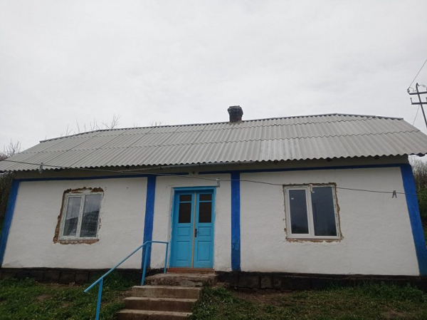 Ракета впала на сільське подвір`я: мешканцю Тернопільщини, що постраждав від обстрілу, відновили будинок