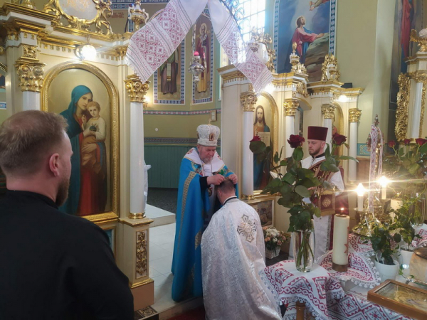 
У селі на Тернопільщині спорудили нову дзвіницю та розписали храм (фото)