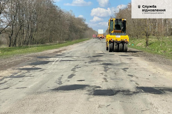 
На Тернопільщині ремонтують найбільш критичні ділянки доріг (фото)