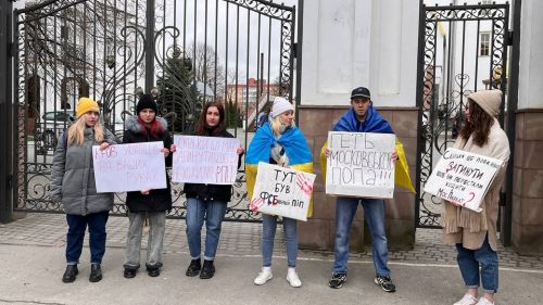 
Геть московського попа: у Тернополі молодь вийшла з протестом під храм УПЦ мп (відео)