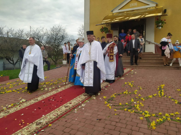 
У селі на Тернопільщині спорудили нову дзвіницю та розписали храм (фото)