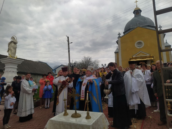 
У селі на Тернопільщині спорудили нову дзвіницю та розписали храм (фото)