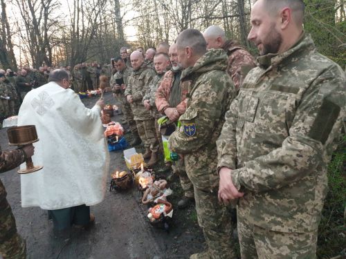 
Великдень на фронті: воїни з Тернопільщини освятили паски (ФОТО)