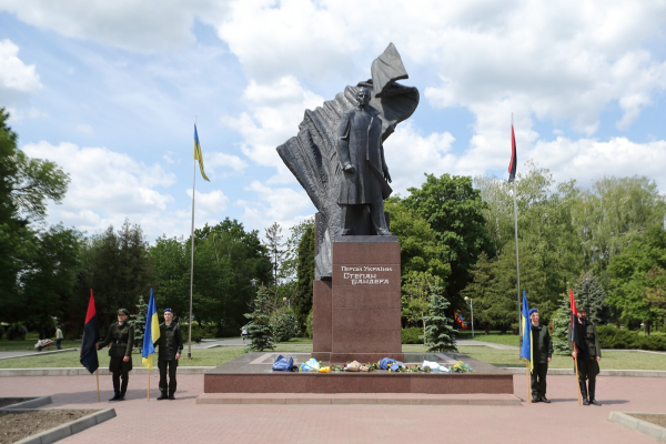 
“Це кривавий місяць у нашій історії”: у День Героїв голова Тернопільської обласної ради вшанував борців за Україну