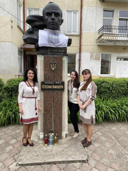 
На Тернопільщині у вишиванки одягнули пам'ятники Бандери, Шевченка, Лепкого та Флоріана (фото)