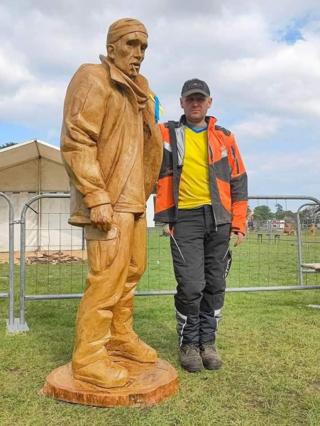 
Різьбяр Микола Глеба з дерева створив скульптуру розстріляного українського військового