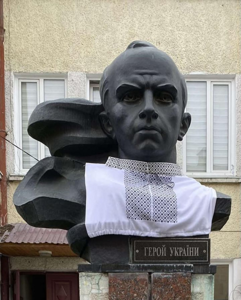 
На Тернопільщині у вишиванки одягнули пам'ятники Бандери, Шевченка, Лепкого та Флоріана (фото)