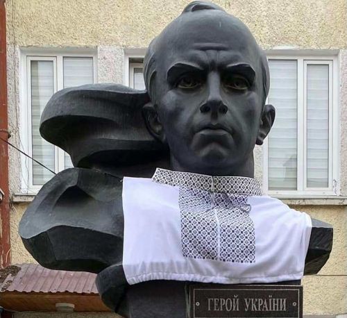 
На Тернопільщині у вишиванки одягнули пам'ятники Бандери, Шевченка, Лепкого та Флоріана (фото)
