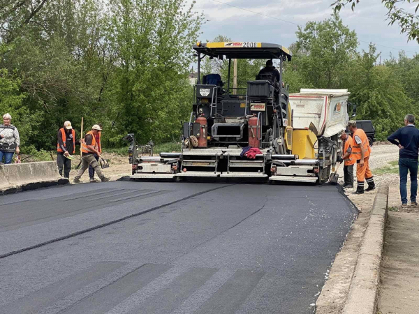 
У Микулинцях підприємець власним коштом ремонтує дороги (фото)