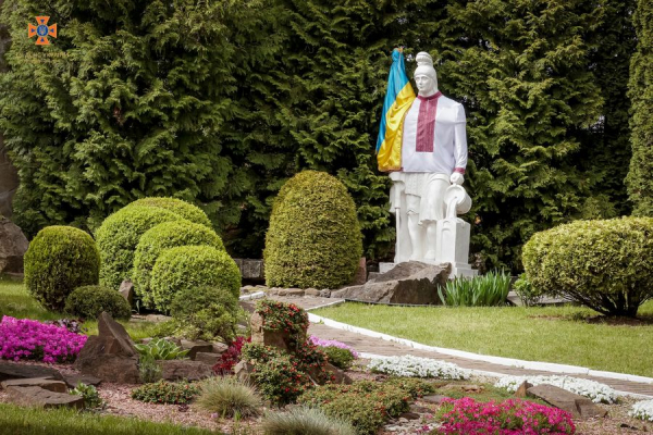 
На Тернопільщині у вишиванки одягнули пам'ятники Бандери, Шевченка, Лепкого та Флоріана (фото)