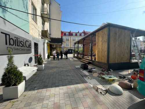 
Російськомовні грузини у центрі Тернополя збудували незаконний літній майданчик (фото)