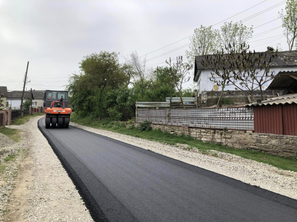 
У Микулинцях підприємець власним коштом ремонтує дороги (фото)