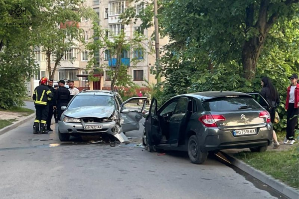 У Тернополі сталася серйозна ДТП, водія авто затисло у салоні