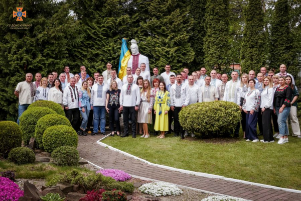 
На Тернопільщині у вишиванки одягнули пам'ятники Бандери, Шевченка, Лепкого та Флоріана (фото)