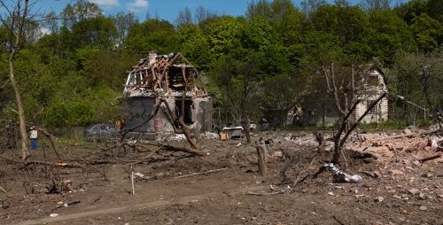 
Зруйновані будинки, вибиті стіни, вікна: наслідки ракетного удару у селі поблизу Тернополя (ВІДЕО)