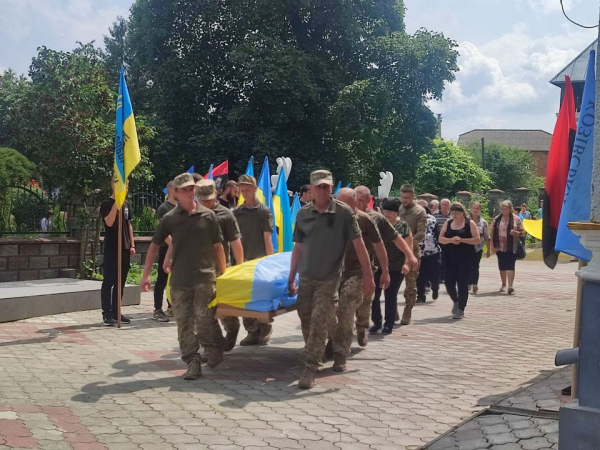 
На Тернопільщині поховали 39-річного військового Ігора Гладчука (фото)