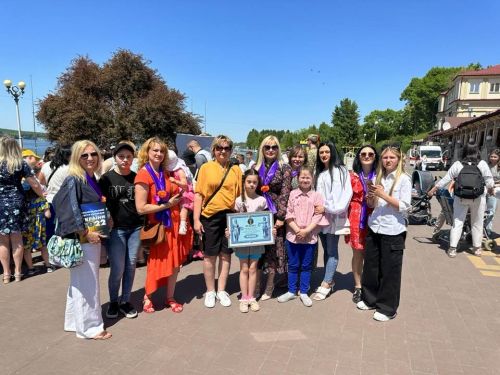 
570 дітей з інвалідністю взялися за руки: Національний рекорд України встановили у Тернополі (фото)