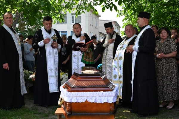 
Рідні лягали на домовину: на Лановеччині зустріли тіло військового Володимира Батовського (фото)