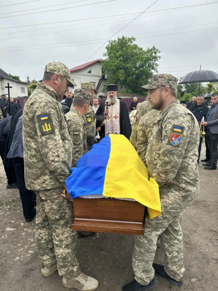 
Мав добре серце: у Кам’янках попрощалися з молодим Героєм Юрієм Твардовським (ФОТО)