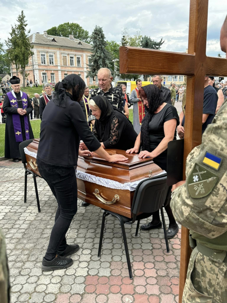 
Мав добре серце: у Кам’янках попрощалися з молодим Героєм Юрієм Твардовським (ФОТО)