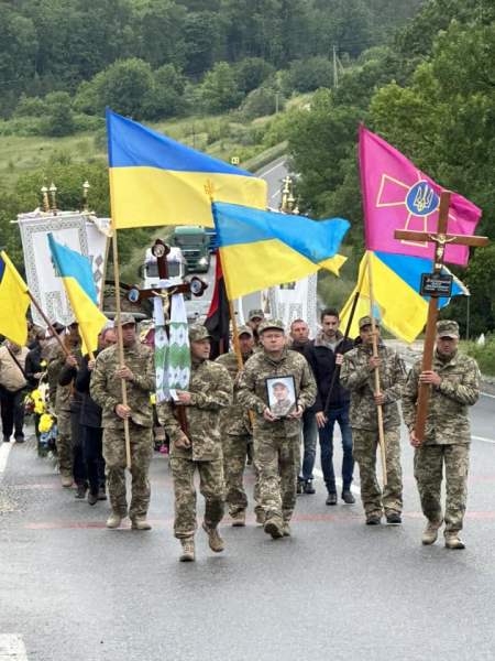 
Мав добре серце: у Кам’янках попрощалися з молодим Героєм Юрієм Твардовським (ФОТО)