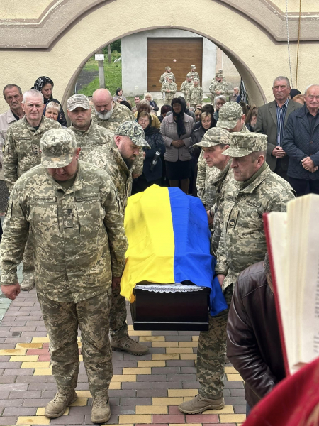 
Прийшло все село: у Підволочиській громаді попрощалися з воїном Сергієм Леськівим (фото)