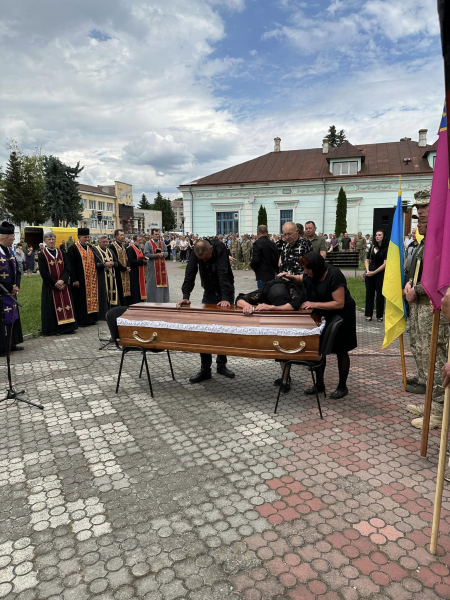 
Мав добре серце: у Кам’янках попрощалися з молодим Героєм Юрієм Твардовським (ФОТО)