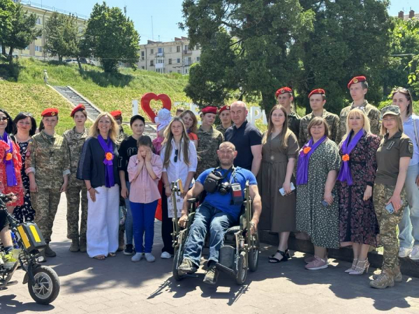 
570 дітей з інвалідністю взялися за руки: Національний рекорд України встановили у Тернополі (фото)