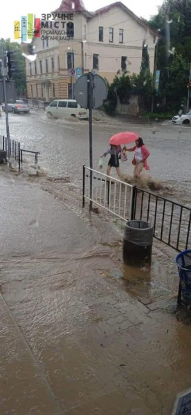 
Місто затопило: Бережани накрила потужна злива (фото, відео)