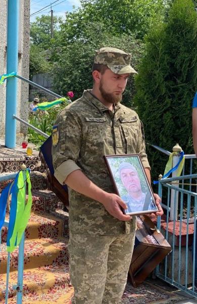 
На Кременеччині на колінах зустріли загиблого військового (фото)