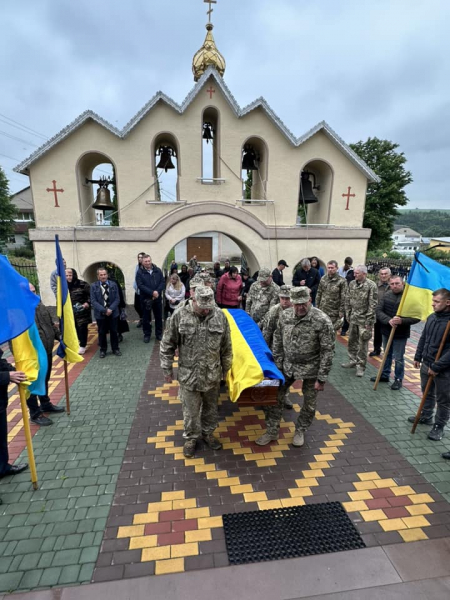 
Мав добре серце: у Кам’янках попрощалися з молодим Героєм Юрієм Твардовським (ФОТО)