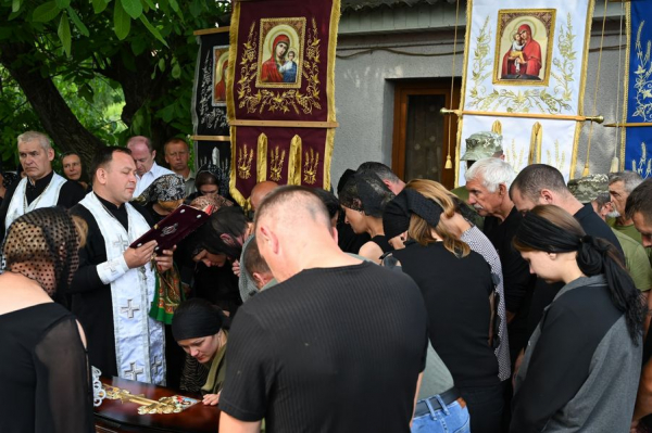 
Рідні лягали на домовину: на Лановеччині зустріли тіло військового Володимира Батовського (фото)