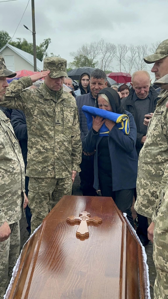 
Мав добре серце: у Кам’янках попрощалися з молодим Героєм Юрієм Твардовським (ФОТО)