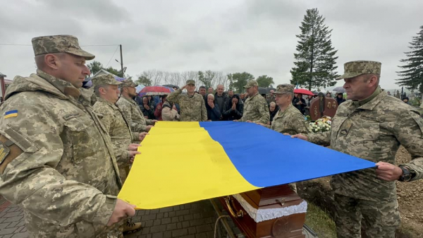 
Мав добре серце: у Кам’янках попрощалися з молодим Героєм Юрієм Твардовським (ФОТО)