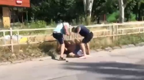 
У Херсоні нахабні перевізники побили волонтера, який безкоштовно евакуював людей