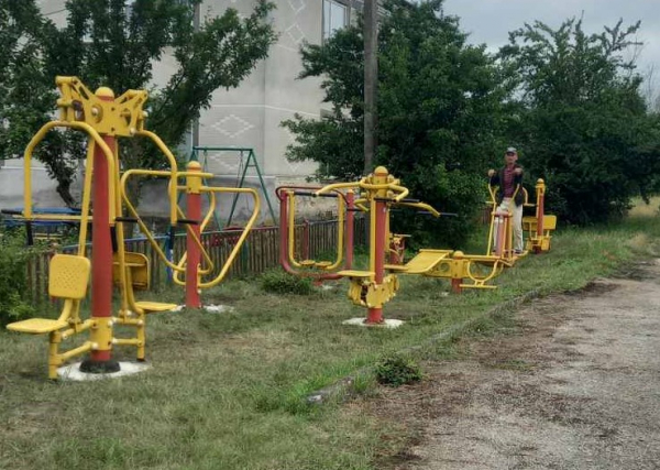 
Займаються пенсіонери: у селі на Тернопільщині встановили вуличні тренажери (фото)
