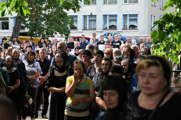 
Рідні лягали на домовину: на Лановеччині зустріли тіло військового Володимира Батовського (фото)