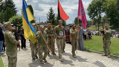 
Мав добре серце: у Кам’янках попрощалися з молодим Героєм Юрієм Твардовським (ФОТО)