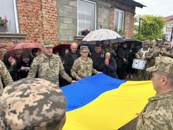
Мав добре серце: у Кам’янках попрощалися з молодим Героєм Юрієм Твардовським (ФОТО)