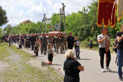 
У Байковецькій громаді навколішки зустріли загиблого на війні Андрія Барну (фото)